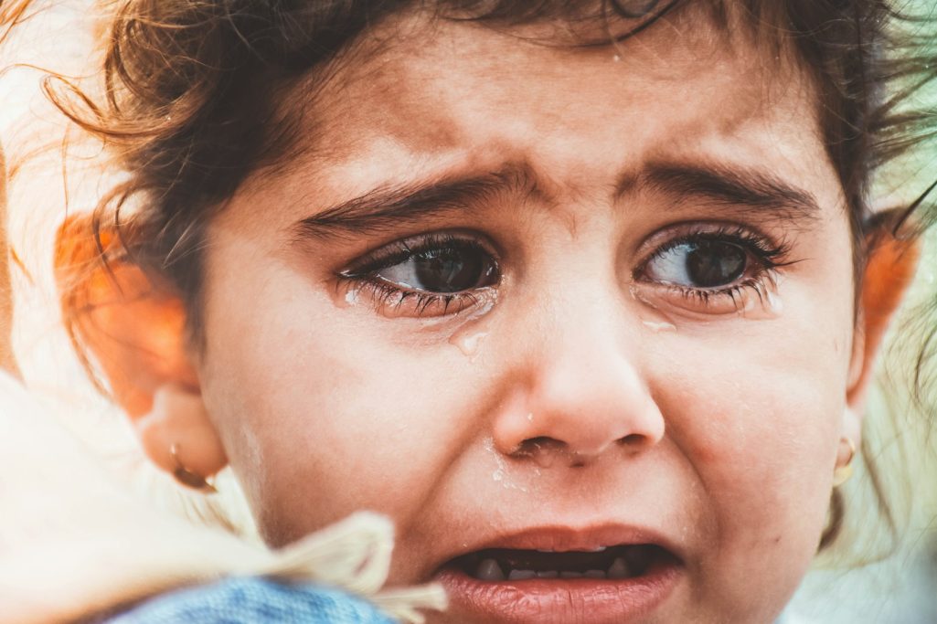 Une petite fille avec des larmes aux yeux, exprimant la tristesse et la détresse.